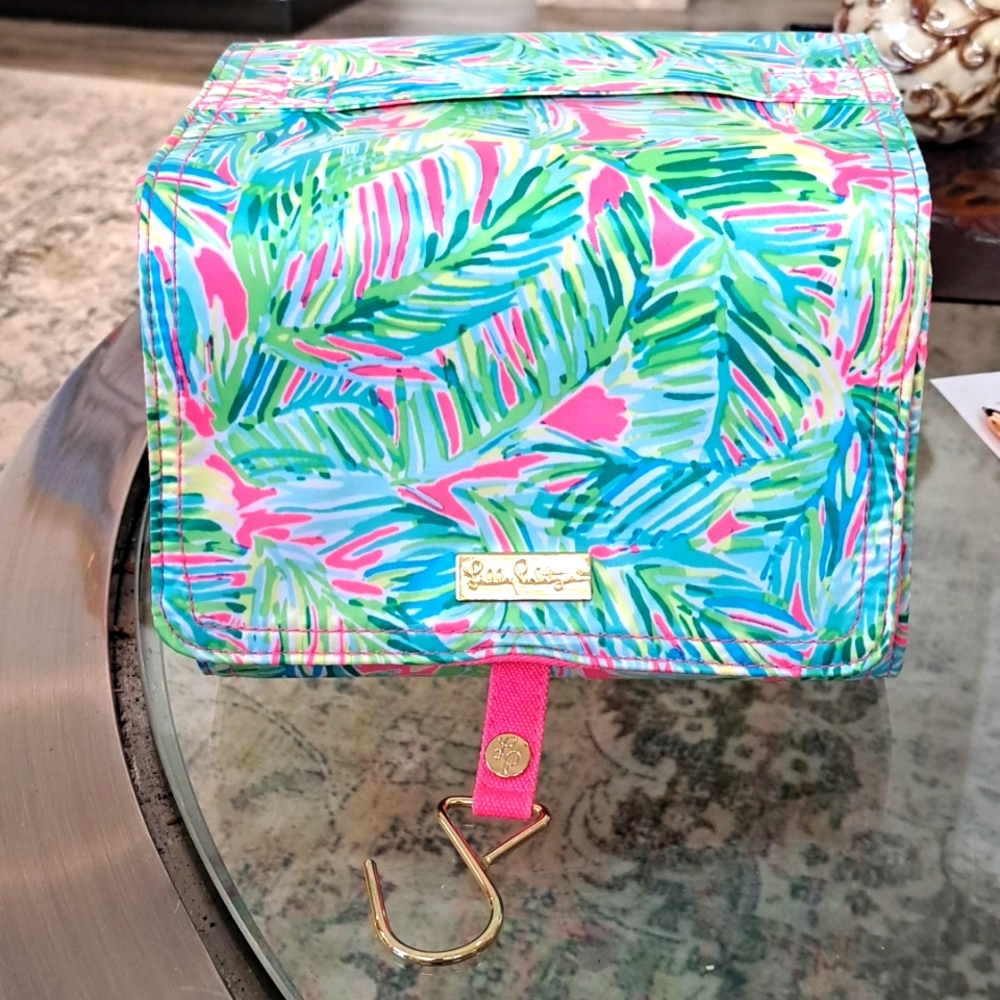 NWOT Lilly Pulitzer Hanging Travel Case. TROPICAL PINK